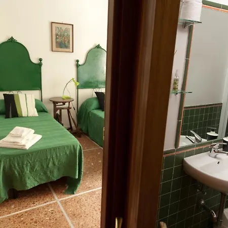 فندق مبيت وإفطار 2 Passi Da 3*